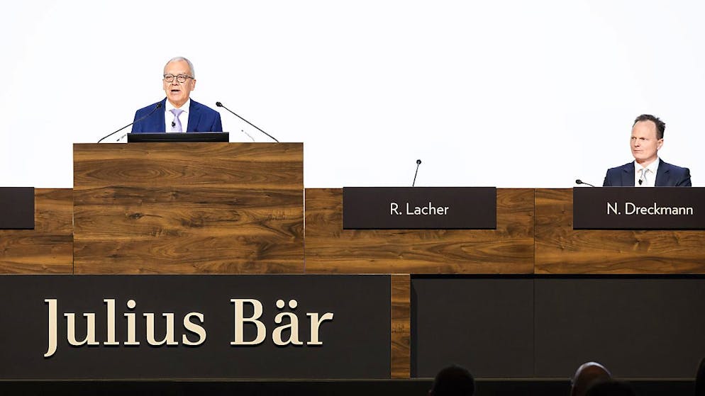 Evoquant l'affaire Signa, Romeo Lacher (à g.) a parlé d'une "erreur d'appréciation entrepreneuriale" devant les actionnaires jeudi.