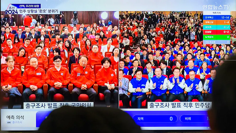 Ein Monitor im Bahnhof Yongsan, Seoul: Die People Power Party, Han Dong-hoon (l), mit Parteimitgliedern beim Betrachten der Ergebnisse und sowie die oppositionelle Demokratischen Partei, Lee Jae-myung (r), mit Parteimitgliedern. Foto: Kim Jae-Hwan/Zuma Press/dpa