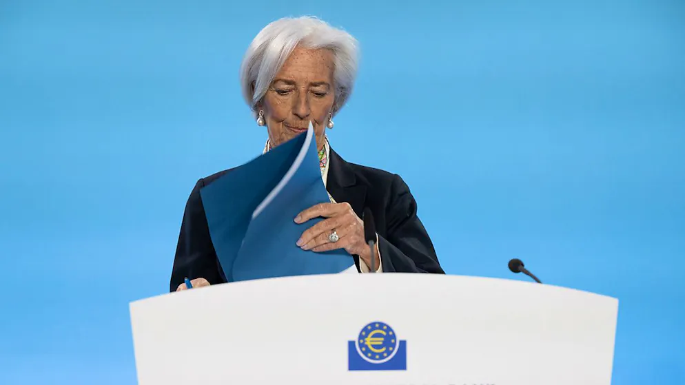 EZB-Präsidentin Christine Lagarde an einer Pressekonferenz: die Zinsen im Euroraum bleiben vorerst unverändert.