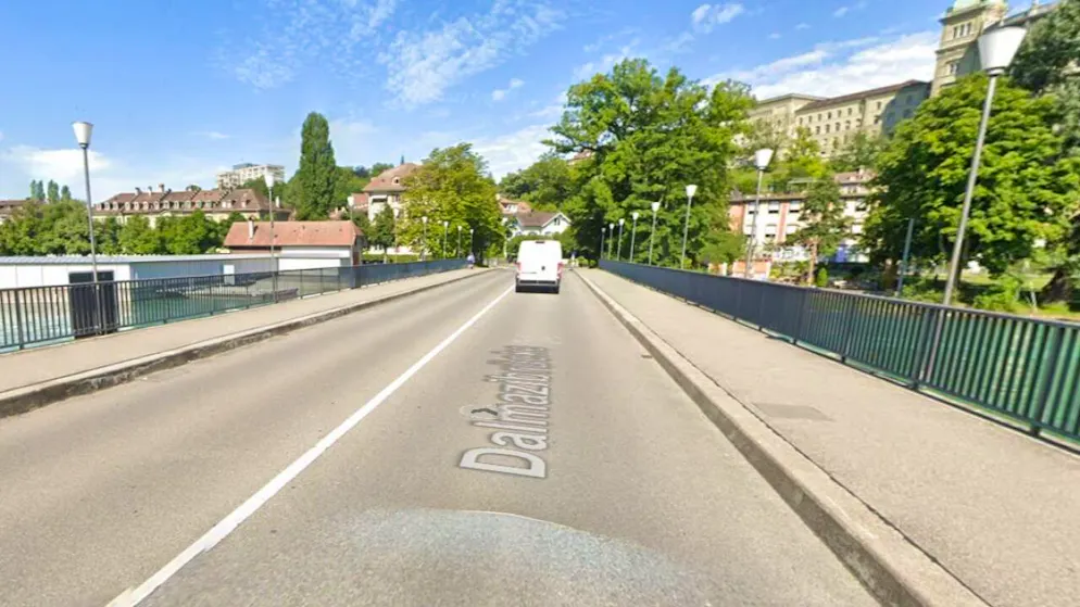 Auf der Berner Dalmazibrücke findet kein Pilotversuch statt, damit Fussgängerinnen und Fussgänger dort auch verweilen können.