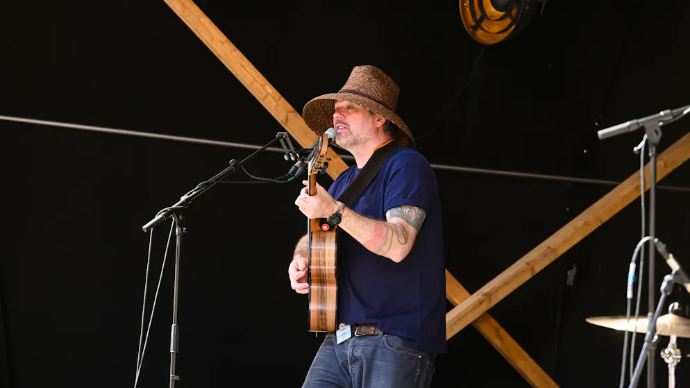 Zermatt Unplugged Donnerstag. Der Hut ist sein Markenzeichen: Der US-Amerikaner Dekker sorgt gemeinsam mit dem Berliner Schlagzeuger Stefan Wittich für Stimmung.