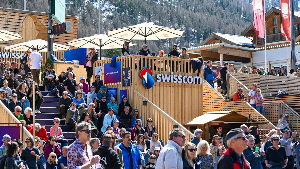 Zermatt Unplugged Donnerstag. Am Donnerstagnachmittag sind die Besucher*innen bereits zahlreich im Taste Village – kein Wunder bei diesen frühlingshaften Verhältnissen.