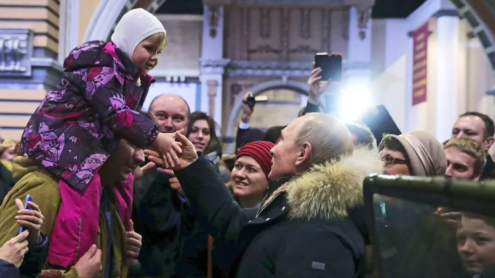 Putin mit einem Kind in St. Petersburg: Die Geburtenrate muss steigen.