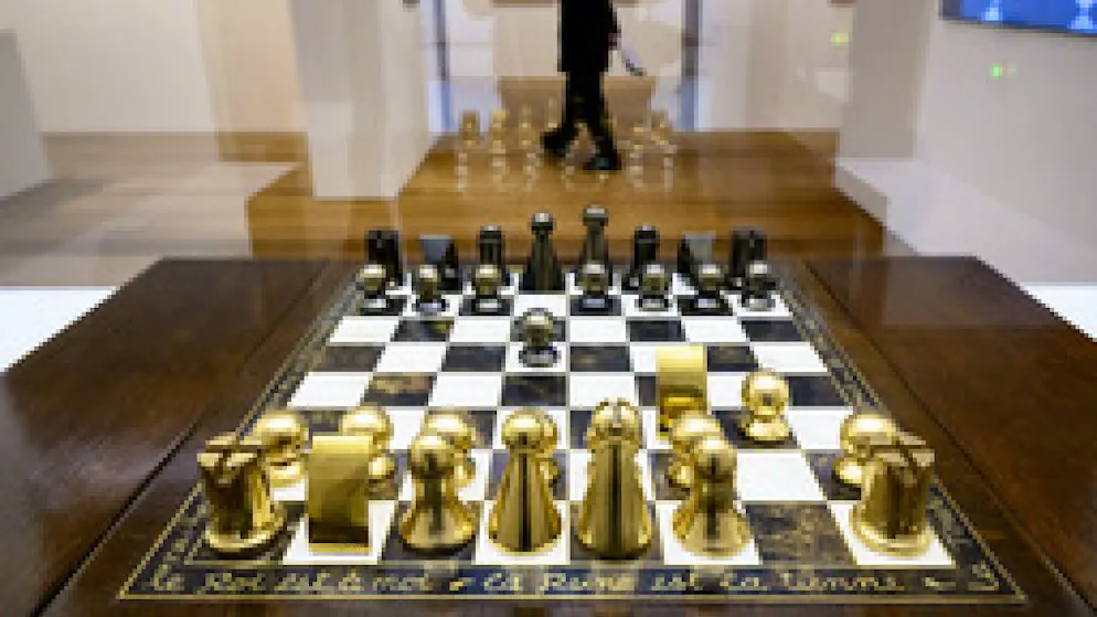Kantonales Kunstmuseum in Lausanne zeigt hundert Jahre Surrealismus - Gallery. "Chess Set" (1962) des US-amerikanischen Fotografen Man Ray: Spiele, wie Schach haben viele Vertreterinnen und Vertreter des Surrealismus fasziniert und der Ausstellung "Surrealismus. Le grand jeu" in Lausanne den Namen gegeben.