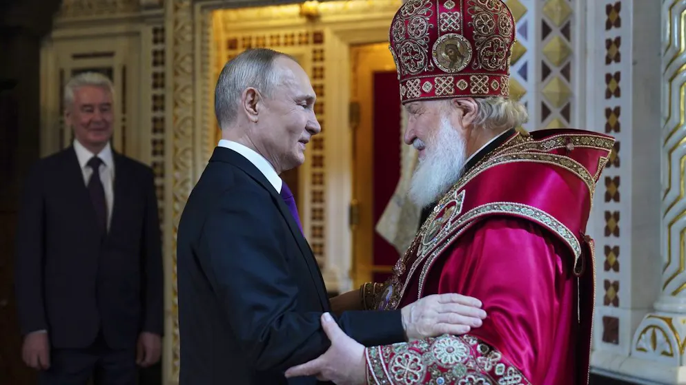 Wladimir Putin (links) besucht am 16. April 2023 in Moskau den Ostergottesdienst, was Patriarch Kyrill augenscheinlich freut.