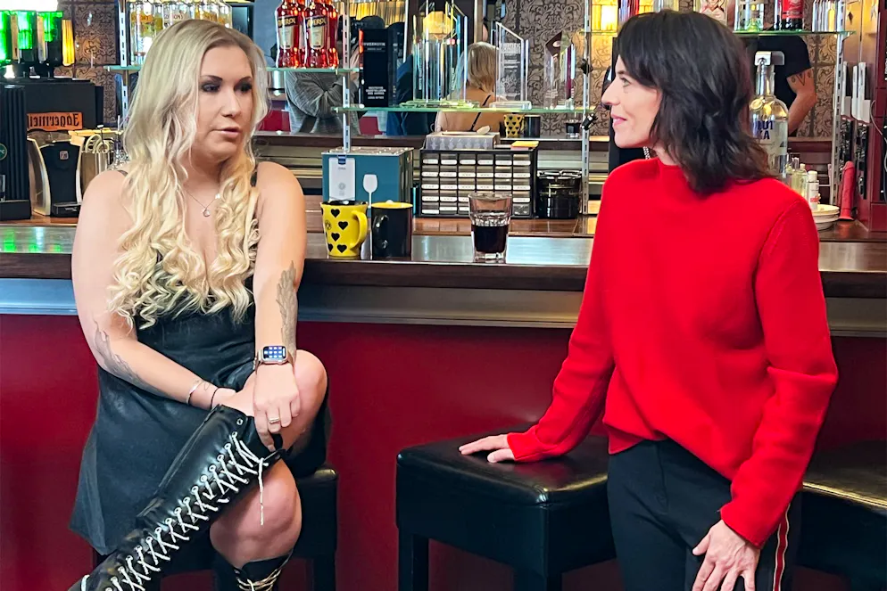 Mona Vetsch geht zum Porno-Dreh. Porno-Darstellerin Lena Nitro lädt Mona Vetsch zu einem Porno-Dreh ein. Sie ist schon seit 15 Jahren im Business.