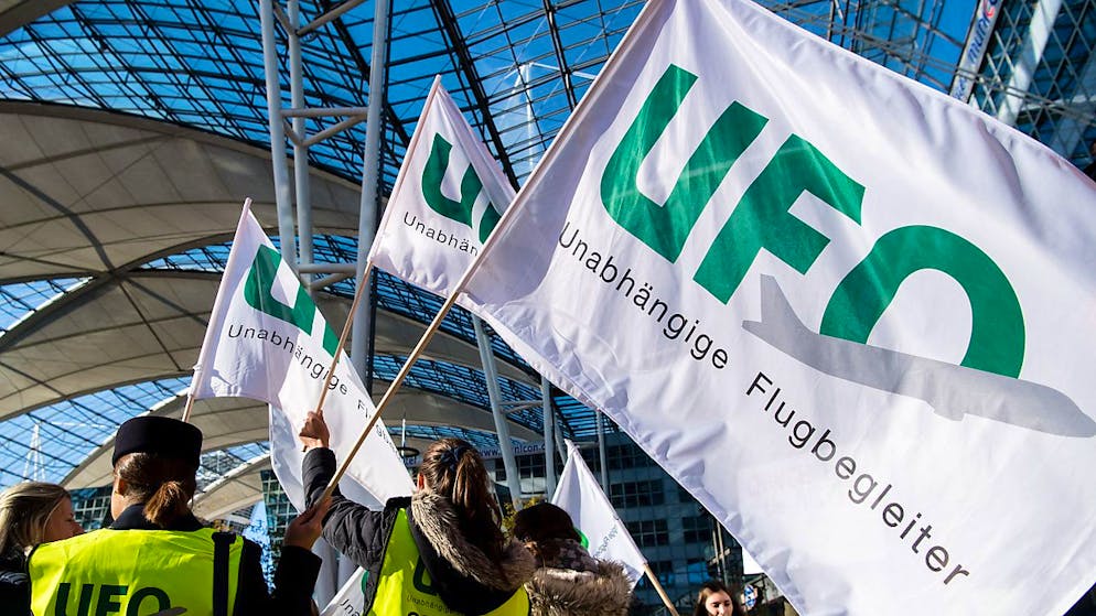 Mehr Geld für Kabinenpersonal der Lufthansa - Gallery. Die Gewerkschaft Ufo hat sich mit der Lufthansa geeinigt: Demonstration in München (Archivbild).