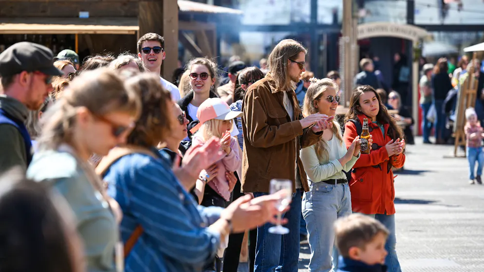 Zermatt Unplugged Donnerstag. Sonnenbrillen sind heute definitiv die meistgebrauchten Accessoires auf dem Festivalgelände.