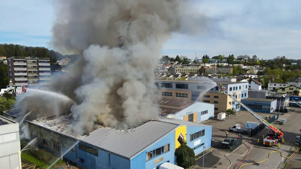 Der Grund für den Ausbruch des Brandes in einer Lagerhalle in Therwil war am Freitagabend noch unklar.
