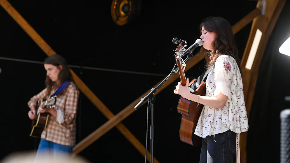 Zermatt, Freitag. Die junge Londonerin Matilda Mann präsentierte ihre poetischen Indie-Folk-Songs.