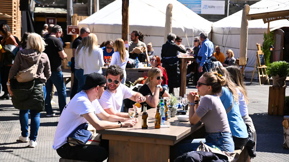 Zermatt, Freitag. Und wer sich dennoch der Sonne aussetzt, hat zumindest genügend Möglichkeiten, sich mit Erfrischungsgetränken einzudecken.