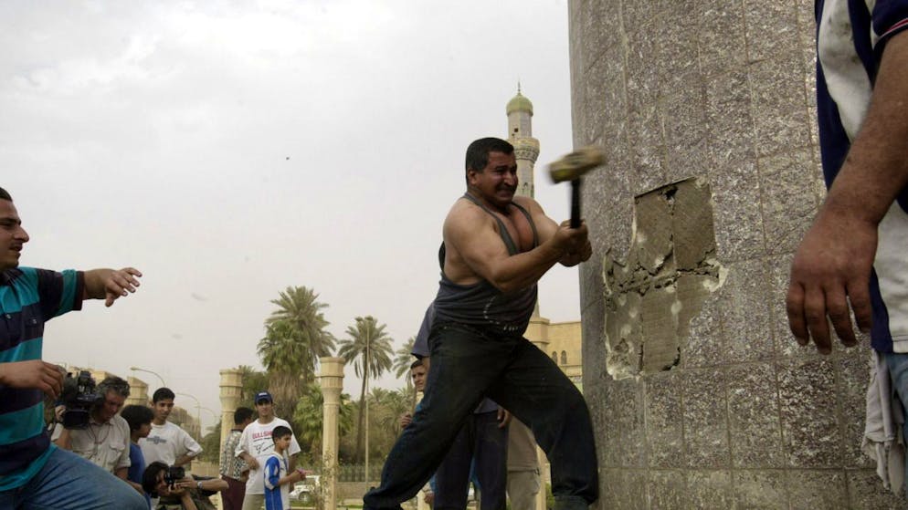 Le martellate alla base della statua di Saddam Hussein. (foto d'archivio)