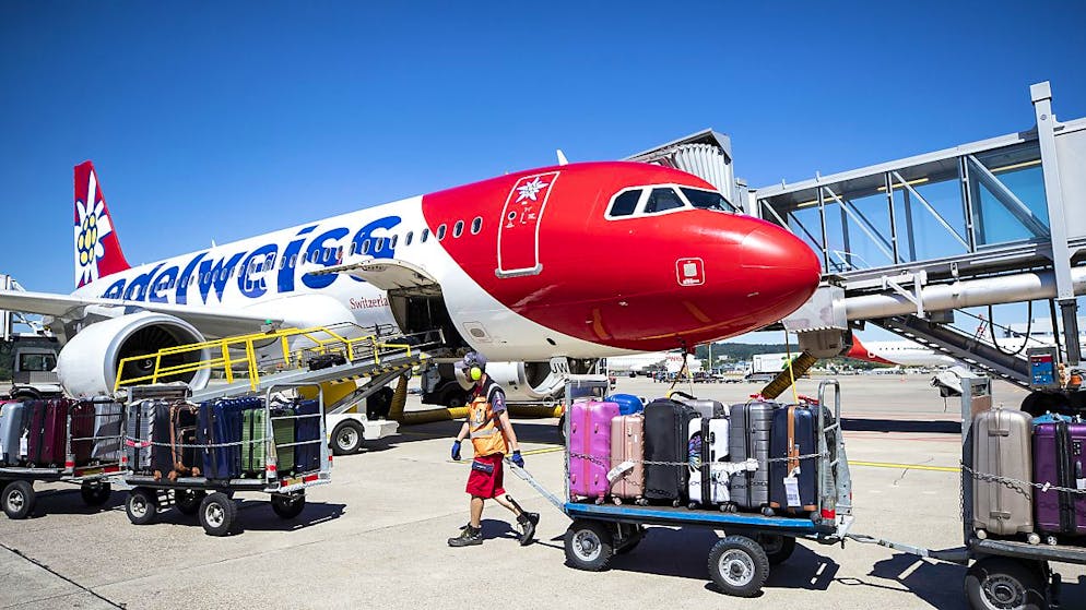 Die Fluggesellschaft Edelweiss ist überrascht über den Abbruch der Verhandlungen über einen neuen Gesamtarbeitsvertrag (GAV) durch den Pilotenverband Aeropers. Die Forderungen der Piloten seien "fernab unserer unternehmerischen Möglichkeiten" , sagte ein Sprecher. (Archivbild)