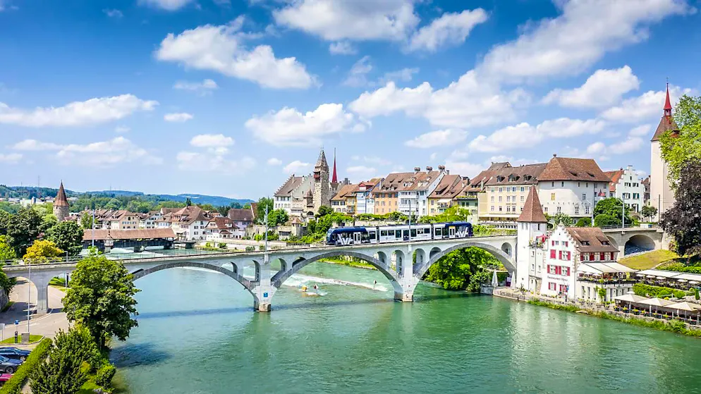 Das Unternehmen Aargau Verkehr - hier ein Regionalzug bei Bremgarten AG - ist auf Rekordkurs: Es waren im vergangenen Jahr erstmals mehr als 26 Millionen Fahrgäste. (Archivbild)