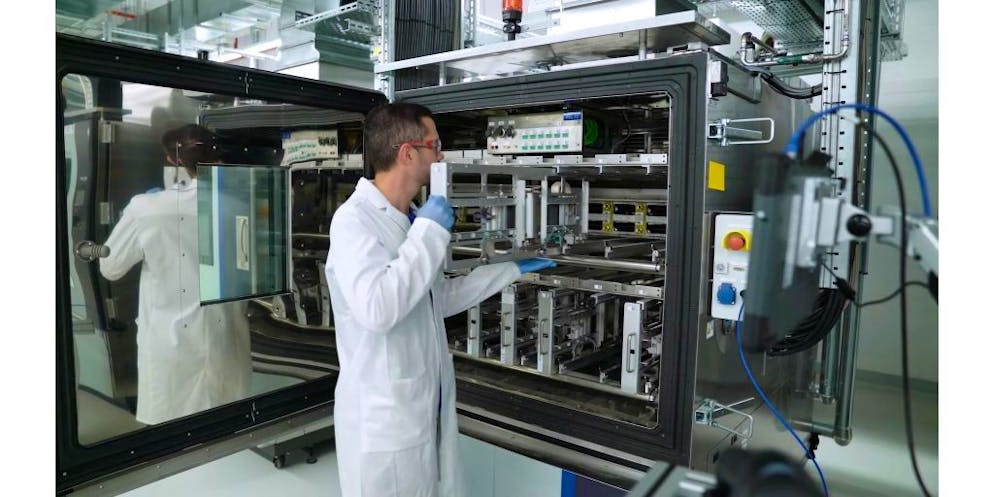 Bei der Batterie-Forschung geht es nicht nur darum, günstiger mehr Kapazität zu bekommen sondern auch Batterien umweltschonender zu machen.