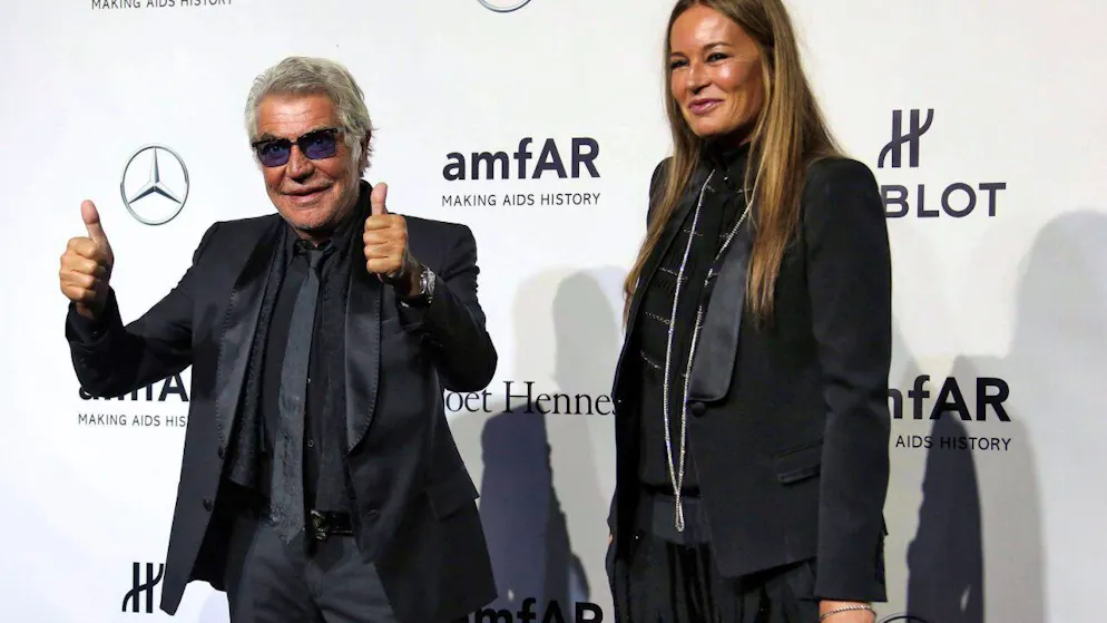 Mort du couturier italien Roberto Cavalli à 83 ans - Gallery. Roberto Cavalli est resté actif très longtemps. On le voit ici à Milan il y a une dizaine d'années en compagnie de son épouse Eva (Archives).