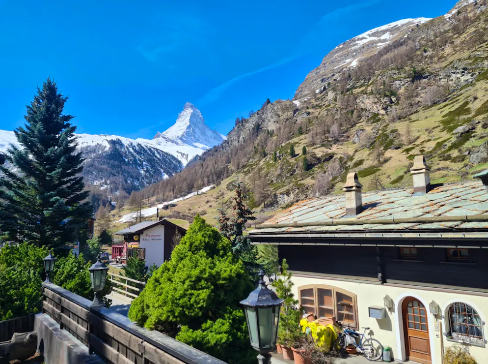 Der Schreibende wird mit einer traumhaften Aussicht verwöhnt. Und das Wetter lässt die Vorfreude auf den Tag am Zermatt Unplugged steigen.