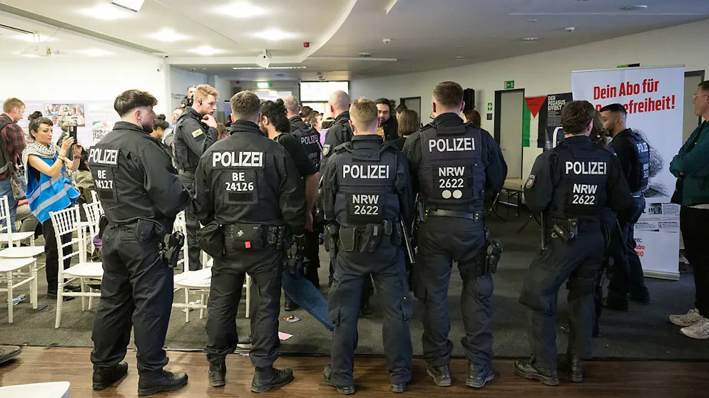 Polizeibeamte haben den Palästina-Kongress in Berlin vorzeitig aufgelöst. Foto: Sebastian Christoph Gollnow/dpa