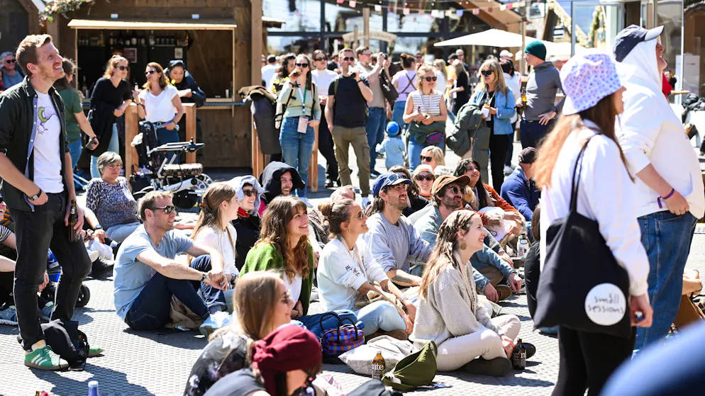 Zermatt, Freitag. Auch am Freitag zieht das Programm im Taste Village zahlreiche Besucher*innen an. 