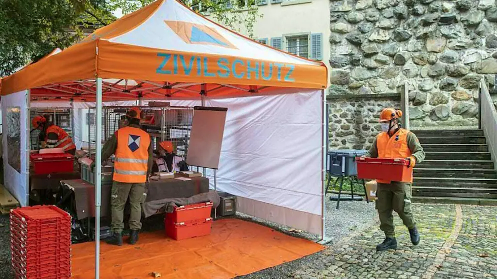 Schweizer Frauen sowie niedergelassene Ausländerinnen und Ausländer müssen künftig einen Infoanlass "Bevölkerungsschutz" besuchen. Wer nicht teilnimmt, muss eine Busse bezahlen. (Symbolbild)