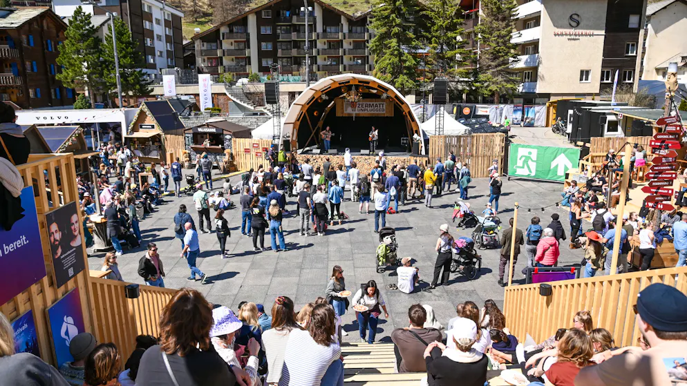 Zermatt, Freitag. Wer sich derzeit direkt vor der Bühne im Taste Village positioniert, hat zuvor die Sonnencreme besser nicht vergessen.