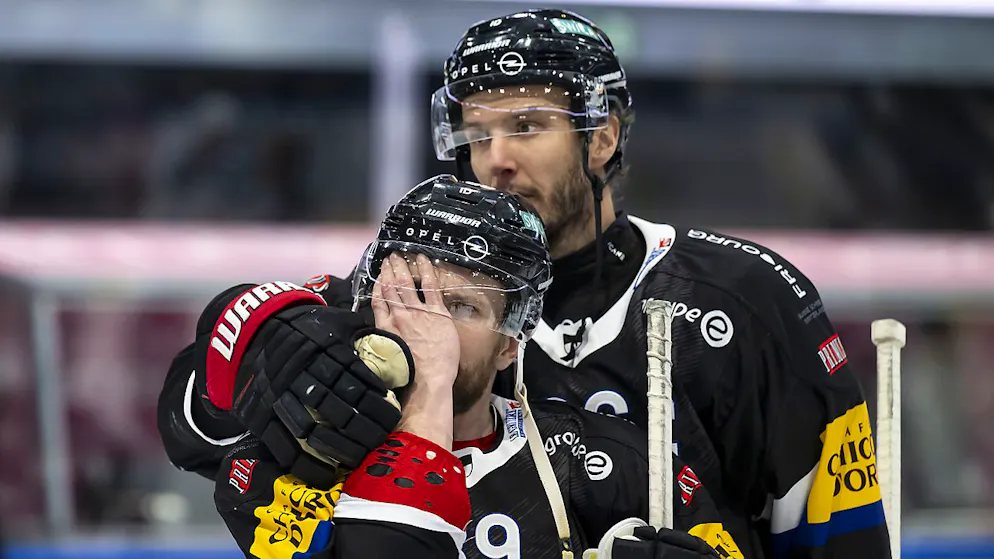 Viel Rauch, wenig Feuer beim Drachen - Gallery. In die Jahre gekommen: In intensiven Playoffs ging den Freiburgern mit Captain Julien Sprunger (hinten) und Andrej Bykow etwas der Atem aus