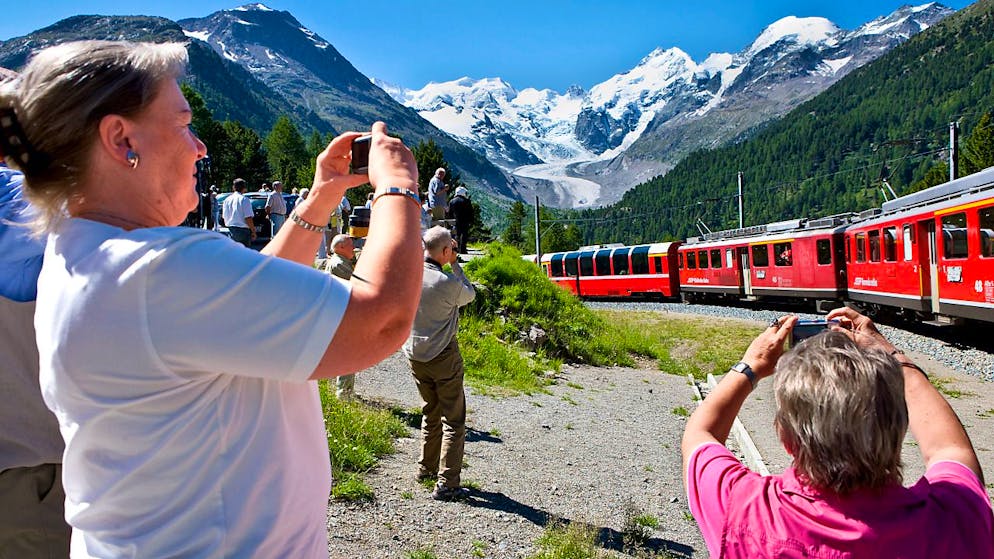 Auch der Bernina Express verkehrt ab Samstag wieder nach Fahrplan. (Archivbild)