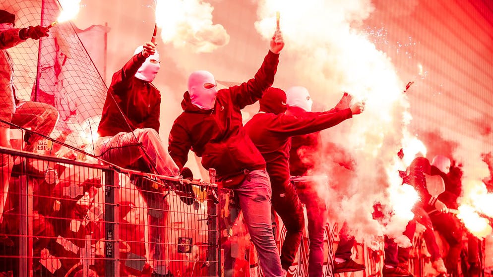 Die kantonalen Justiz- und Polizeidirektoren wollen das Hooligan-Konkordat anpassen, um personalisierte Tickets einsetzen zu können. (Archivbild)