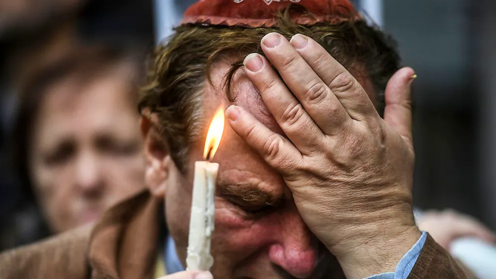 ARCHIV - Ein Mann trauert bei einer Gedenkveranstaltung 25 Jahre nach dem Terroranschlag auf die jüdische Gemeinde AMIA in Buenos Aires. Foto: Fernando Gens/dpa
