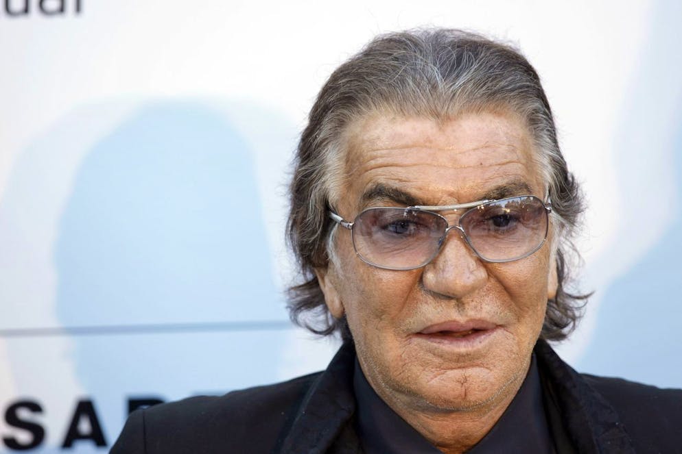 Lutto nella moda: è morto lo stilista italiano Roberto Cavalli. Lo stilista fiorentino, fondatore dell'omonimo marchio, conquistò il mondo della moda con le sue stampe animalier e il suo stile audace.