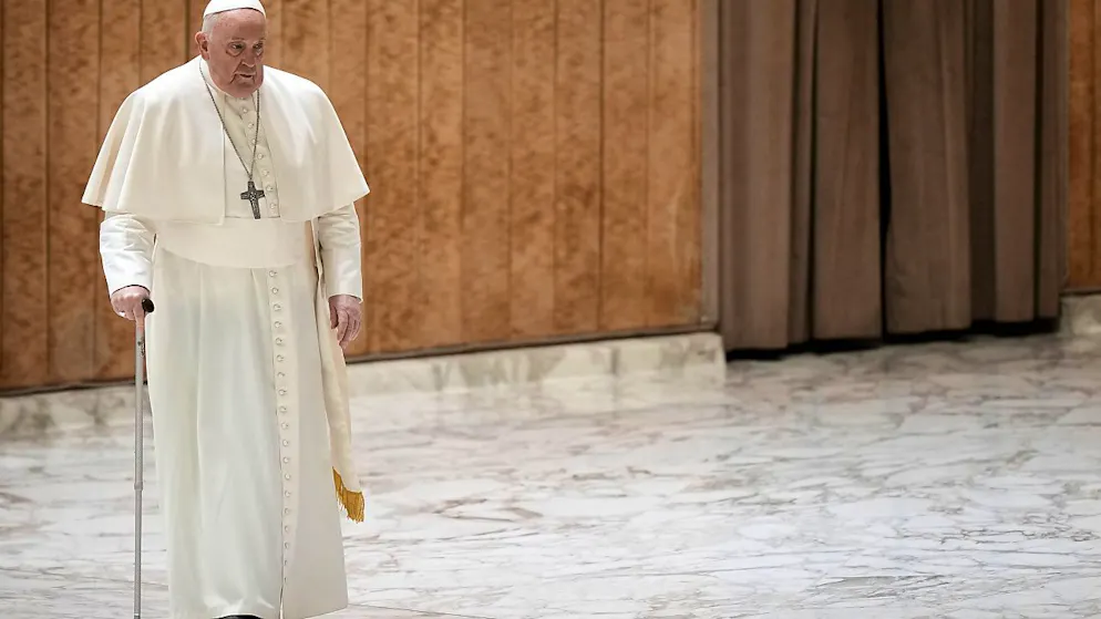 ARCHIV - Papst Franziskus kommt zu seiner wöchentlichen Generalaudienz in der Halle Papst Paul VI. im Vatikan. Foto: Andrew Medichini/AP/dpa
