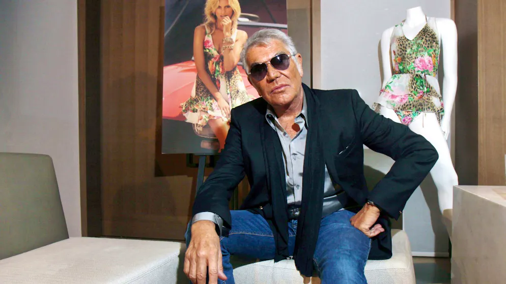 Italienischer Modedesigner Roberto Cavalli gestorben - Gallery. Roberto Cavalli posiert vor seiner Bademoden-Kollektion (2012).