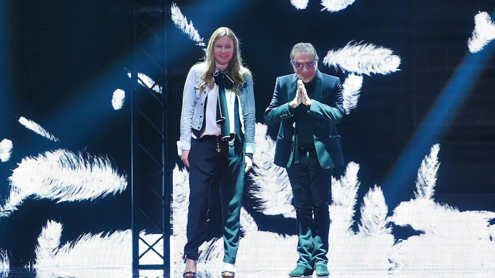 Italienischer Modedesigner Roberto Cavalli gestorben - Gallery. Roberto Cavalli und seine Frau Eva Cavalli nehmen auf der Mailänder Modewoche den Applaus des Publikums entgegen (2015).