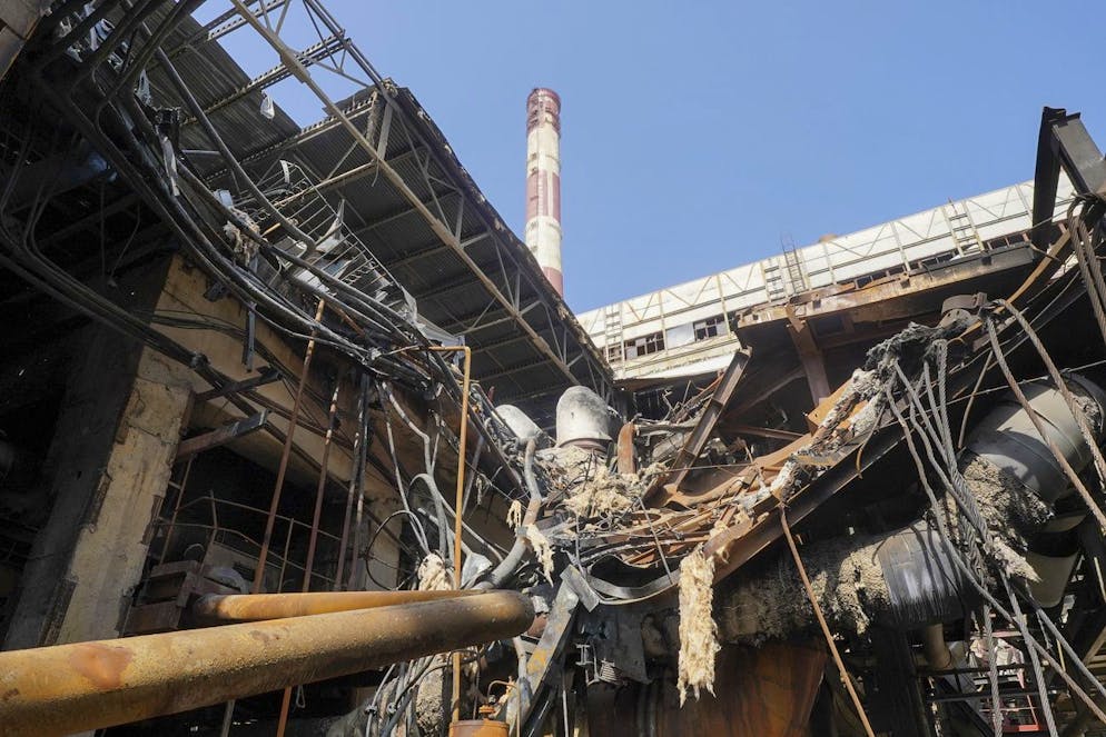 Una centrale termoelettrica danneggiata, una delle più grandi del Paese, recentemente distrutta dai missili russi a Kharkiv.