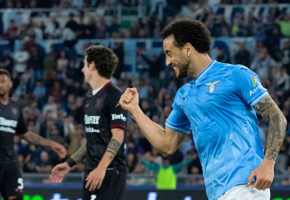 Felipe Anderson célèbre le troisième but marqué.