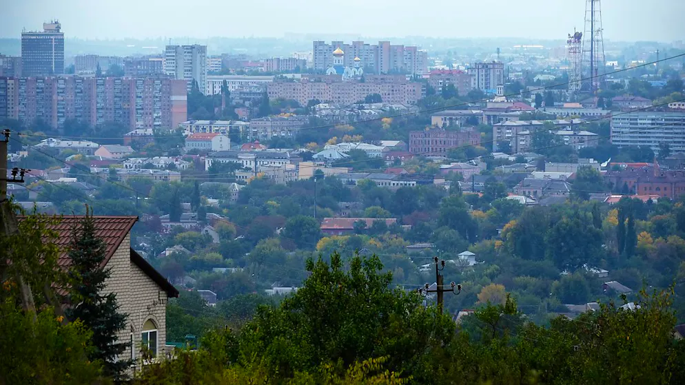 ARCHIV - Ein Blick auf die Stadt Luhansk. Bei Raketenangriffen sind offiziellen Angaben zufolge dort mehrere Menschen verletzt worden. Foto: -/AP/dpa