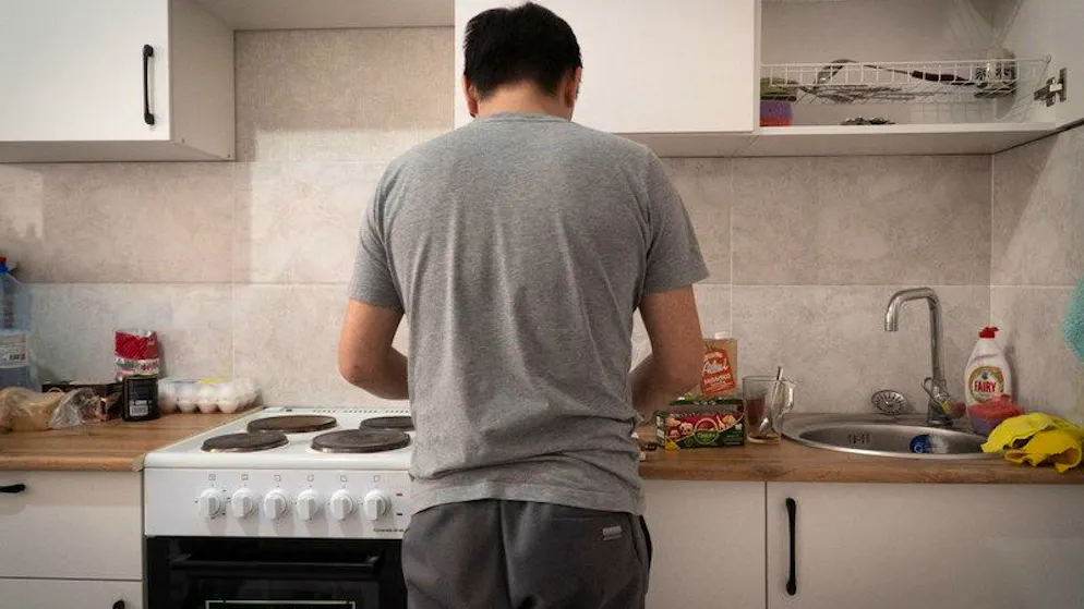 Ein russischer Soldat mit dem Spitznamen Sparrow bereitet Ende 2023 in seiner Wohnung in Astana, Kasachstan, Tee zu. Nachdem er zwangsrekrutiert wurde, lief er aus seiner Kaserne weg, weil er niemanden töten wollte. Jetzt wird er in Russland angeklagt. 