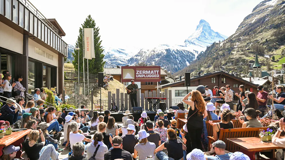 Damit am Fusse des Matterhorns überhaupt Konzerte stattfinden können, muss Christoph Spicher zuerst die Künstler*innen nach Zermatt locken.