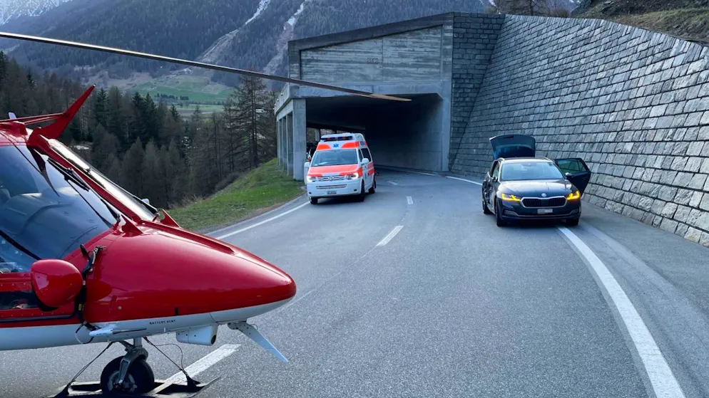 Der verunfallte Töfffahrer rutschte über die Strasse bis in die Galerie hinein. Er wurde schwer verletzt.