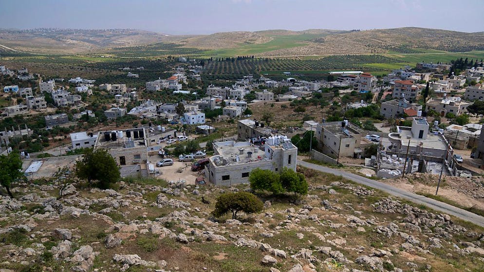 Das Dorf Al-Mughajir im Westjordanland. Dutzende von israelischen Siedlern stürmten am Freitag in ein palästinensisches Dorf im israelisch besetzten Westjordanland, schossen und setzten Häuser und Autos in Brand. Foto: Nasser Nasser/AP