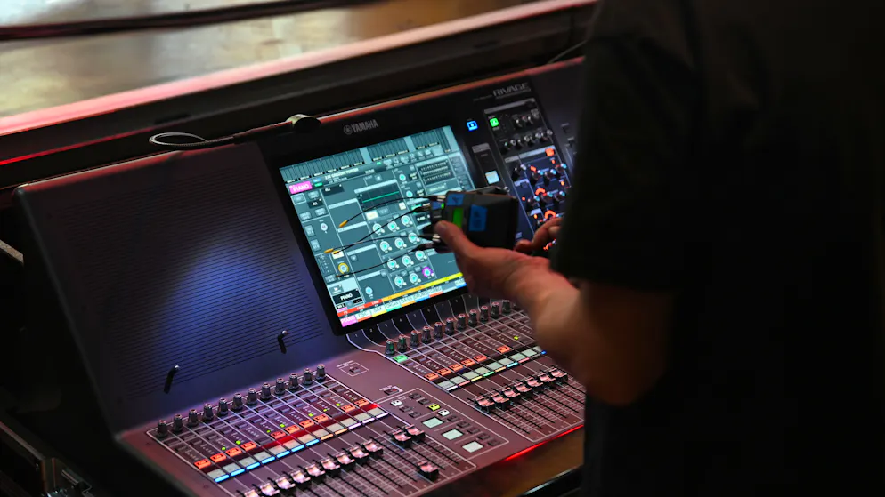 Technik Zermatt. An grossen Mischpults werden letzte Feinheiten angepasst.