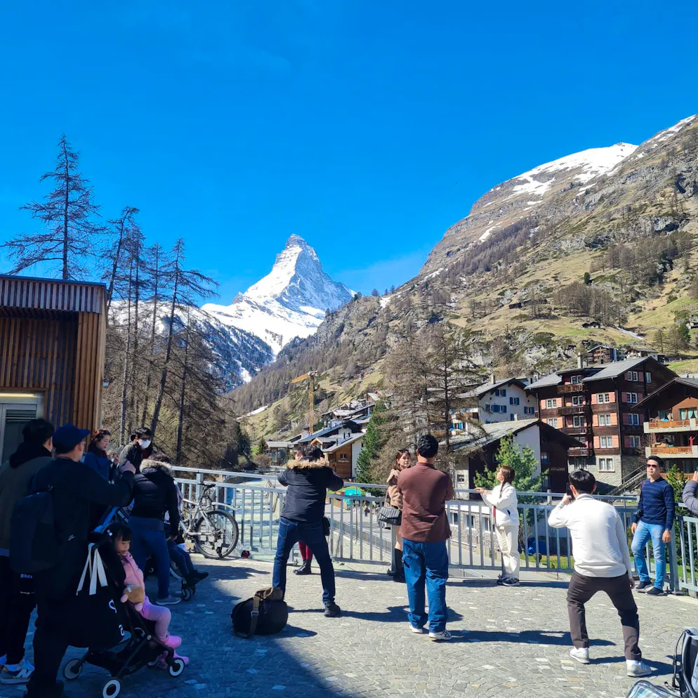 Und täglich grüsst das Matterhorn: Das Schweizer Wahrzeichen muss oder darf täglich unzählige Male als Fotosujet herhalten.