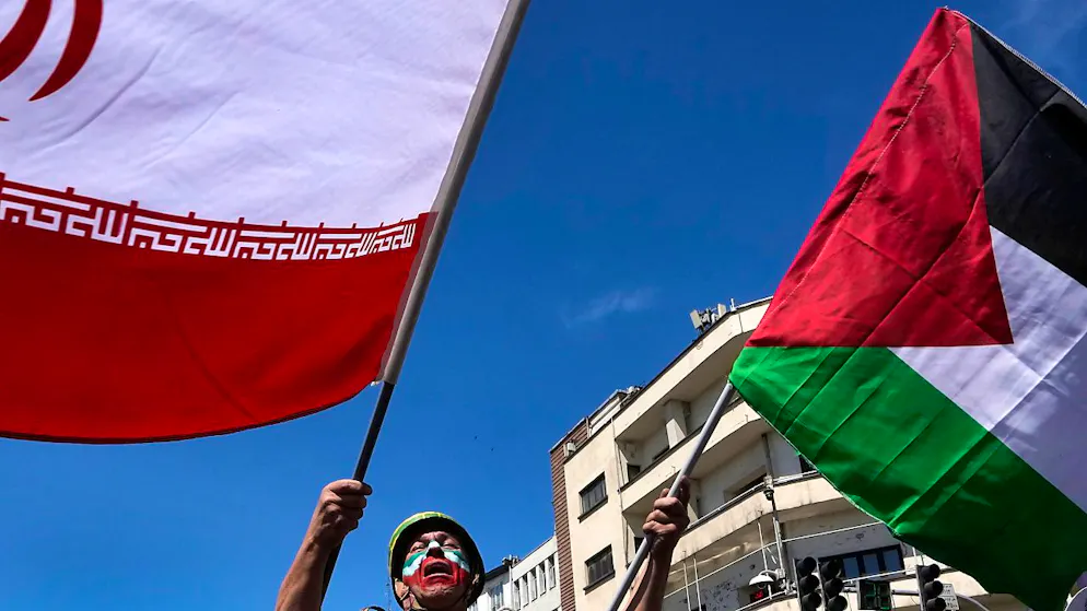 ARCHIV - Ein Mann, dessen Gesicht in den Farben der iranischen Fahne bemalt ist, skandiert Slogans, während er die iranische Fahne bei der jährlichen Kundgebung zum Al-Quds-Tag oder Jerusalem-Tag zur Unterstützung der Palästinenser schwenkt. Foto: Vahid Salemi/AP/dpa
