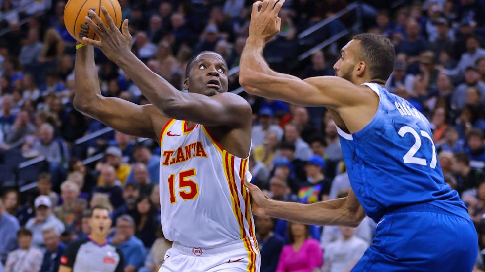 Clint Capela im Duell mit Rudy Gobert von den Minnesota Timberwolves.