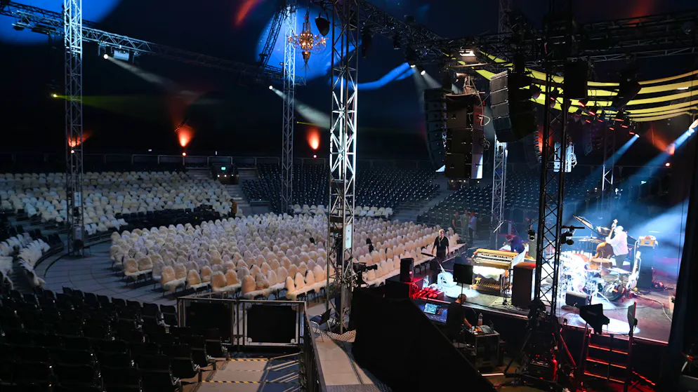 Technik Zermatt. Noch ist das Zelt leer. Das gibt den Bandmitgliedern des US-Jazzmusikers Gregory Porter sowie der Technik-Crew die Gelegenheit, den Sound und das Licht zu testen.