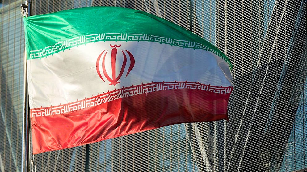 ARCHIV - ILLUSTRATION - Die iranische Nationalflagge flattert vor der iranischen Botschaft im Wind. Foto: Lee Jin-Man/AP/dpa