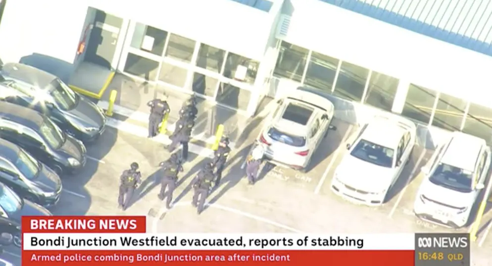 Ein Videostandbild von ABC News, zeigt, wie die Polizei in Bondi Junction in Sydney eindringt, nachdem in dem Einkaufszentrum in den östlichen Vororten mehrere Menschen niedergestochen wurden.