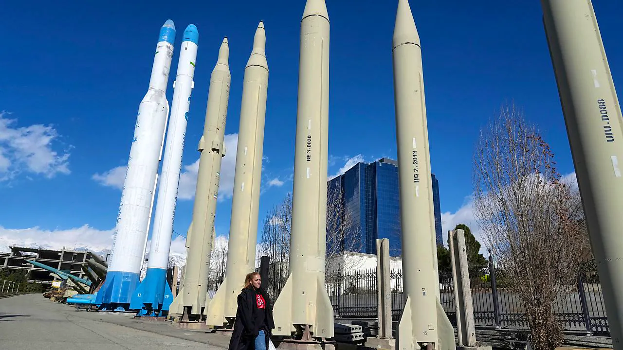 Politik. Iran schiesst Welle ballistischer Raketen auf Israel