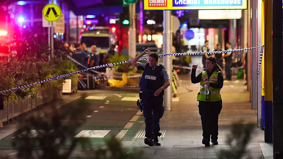 Rettungskräfte sind in Bondi Junction zu sehen, nachdem im Einkaufszentrum Westfield Bondi Junction in Sydney mehrere Menschen niedergestochen wurden. 