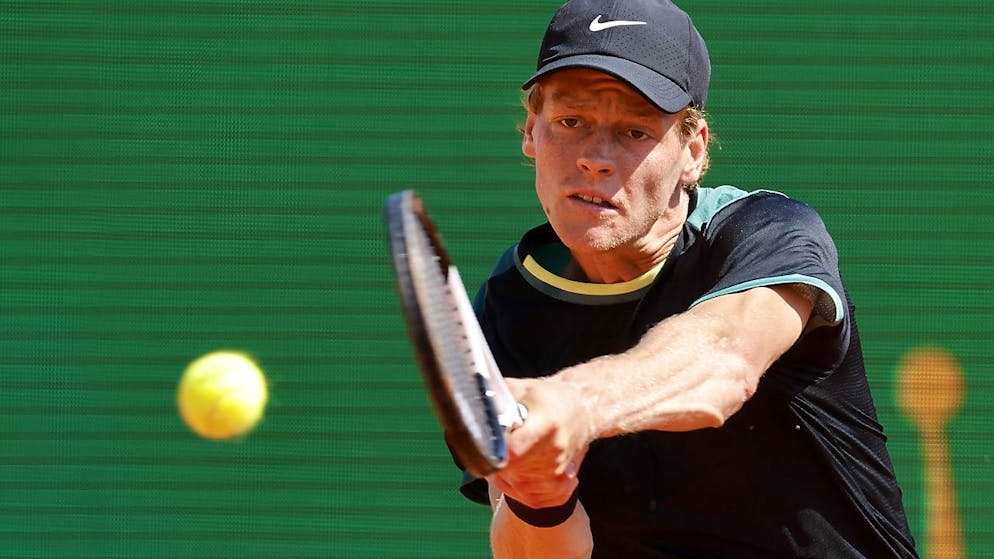 Jannik Sinner wird in Monte Carlo von Stefanos Tsitsipas und seinem Körper ausgebremst